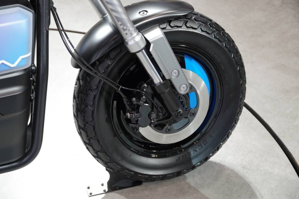 e-VanVan 採用前後 12 吋、寬達 130mm 的寬/闊胎，完美繼承了原型車的視覺印象。