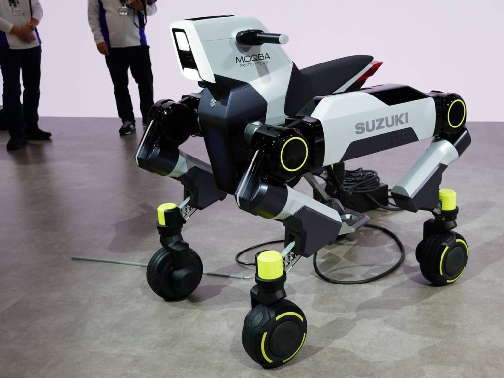 這是同時發表的概念行動載具 「MOQBA 2」。由於其四足步行這個大膽前衛的設計概念，看來實現量產的日子可能還很遙遠。