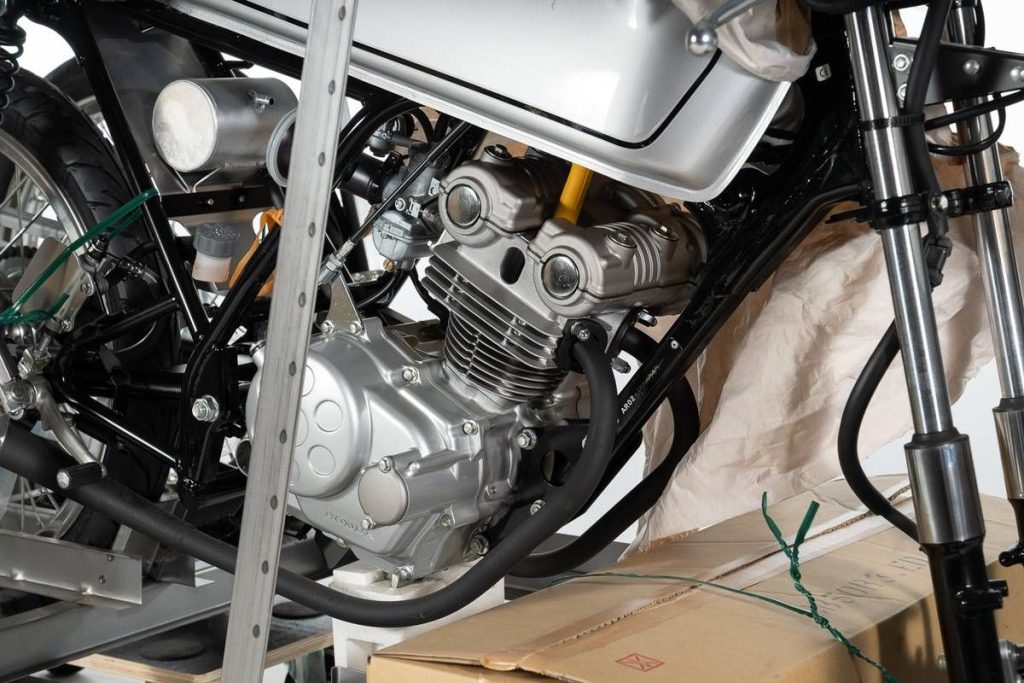 被稱為「全球最小 DOHC」的 49cc 引擎，搭載 Dream 50R 專用競賽零件，可一路拉轉至 13,500rpm，是名副其實的高轉小鋼炮。