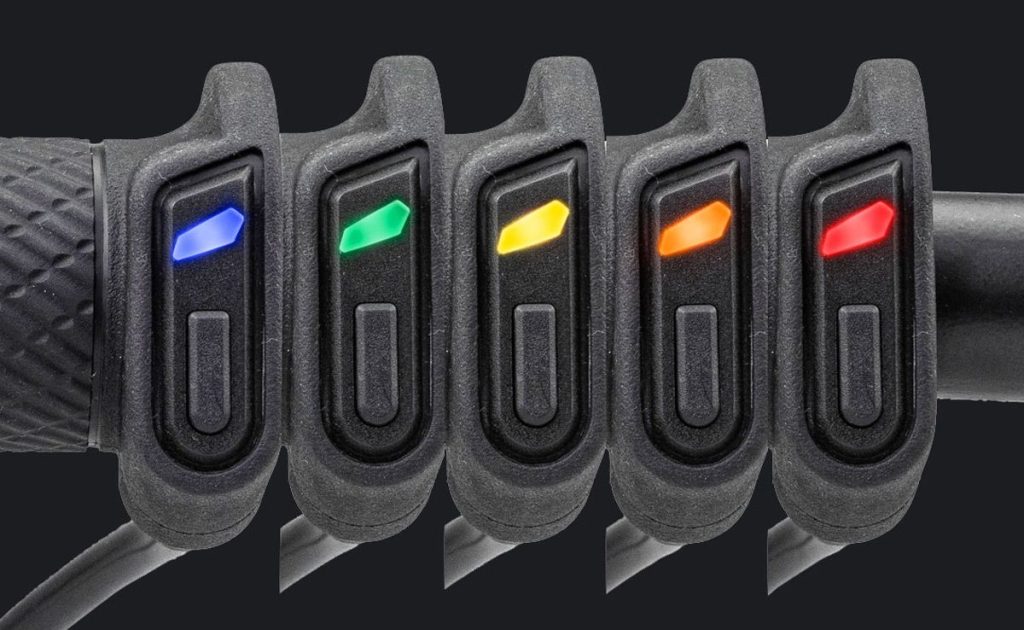 5 段式加熱，開關上的 LED 指示燈顯示目前輸出。最弱為藍色的 Level 1（8W・輸出 20%），最強為紅色的 Level 5（38W・輸出 100%）