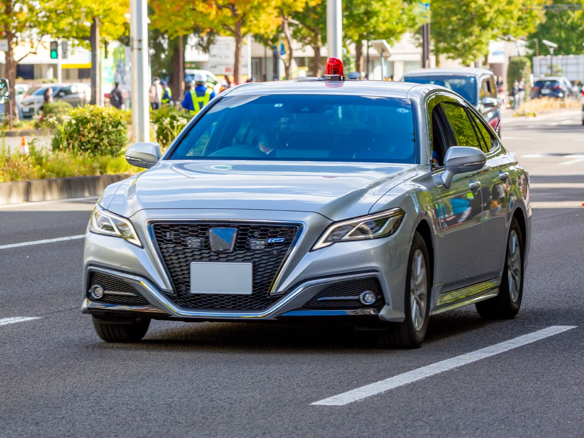 旅日途中如何辨識「偽裝警車（無標識巡邏車）」？車種演變與裝備辨識重點