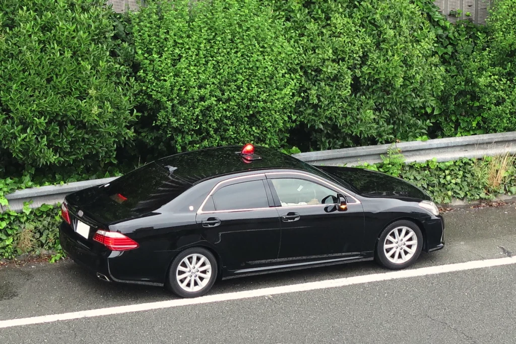 車頂切口與後擋風玻璃有深色隔熱紙,皆為偽裝警車/無標識警車特徵。