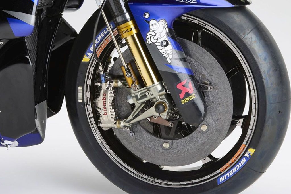 Öhlins 碳纖維前叉、OZ Racing 輪框、Brembo 碳纖維碟盤與 GP4 卡鉗。配備起跑時壓縮前叉的 Holeshot Device。