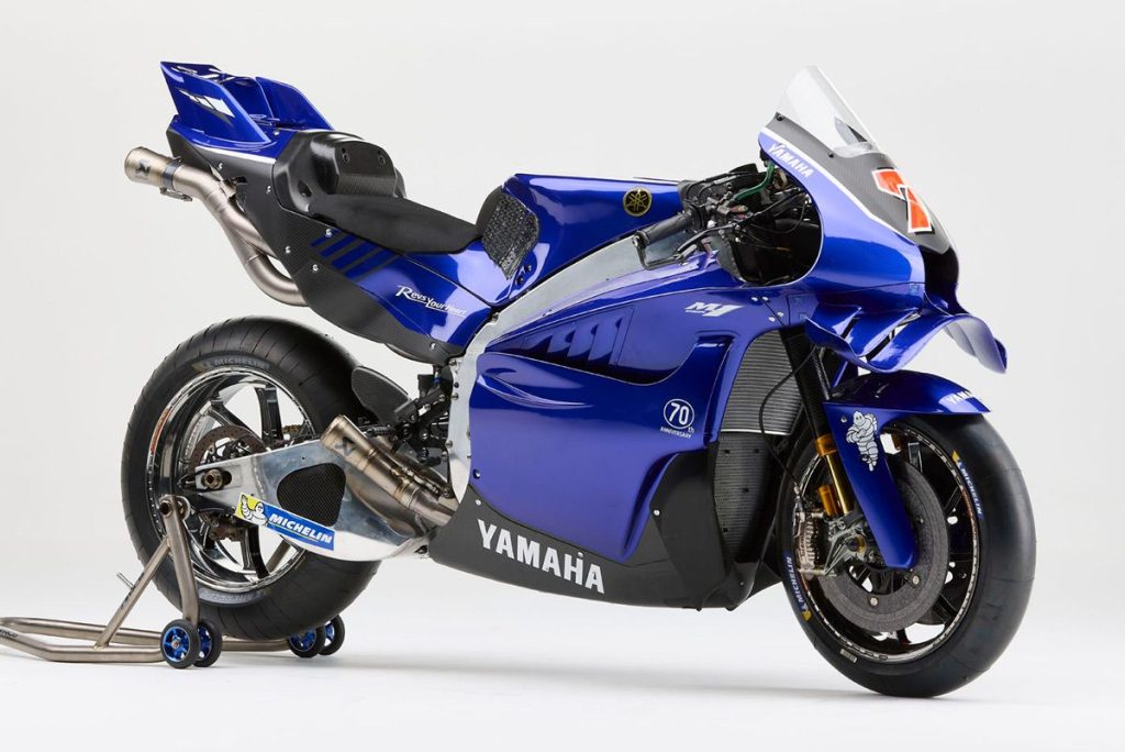 同樣為 V4 賽車。由於仍是原型車（Prototype），雖然沿用了許多現行 YZR-M1 的零件，但仍能明顯感受到 V4 引擎特有的纖薄車身。