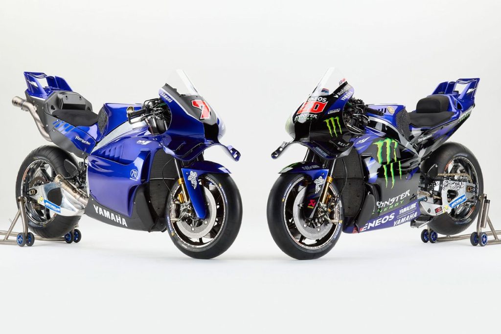 左為預計 2026 年球季投入的 V4 引擎原型賽車，右為 2025 年球季最終規格、Fabio Quartararo 的 YZR-M1。