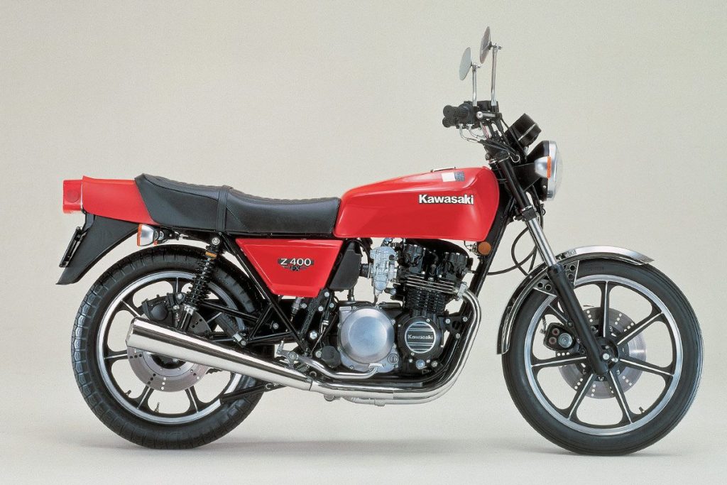 1979年登場的Z400FX是川崎的傳奇車款之一。當時在400級距充斥雙缸車款的環境下，它掀起了四缸熱潮的軼事廣為人知。
