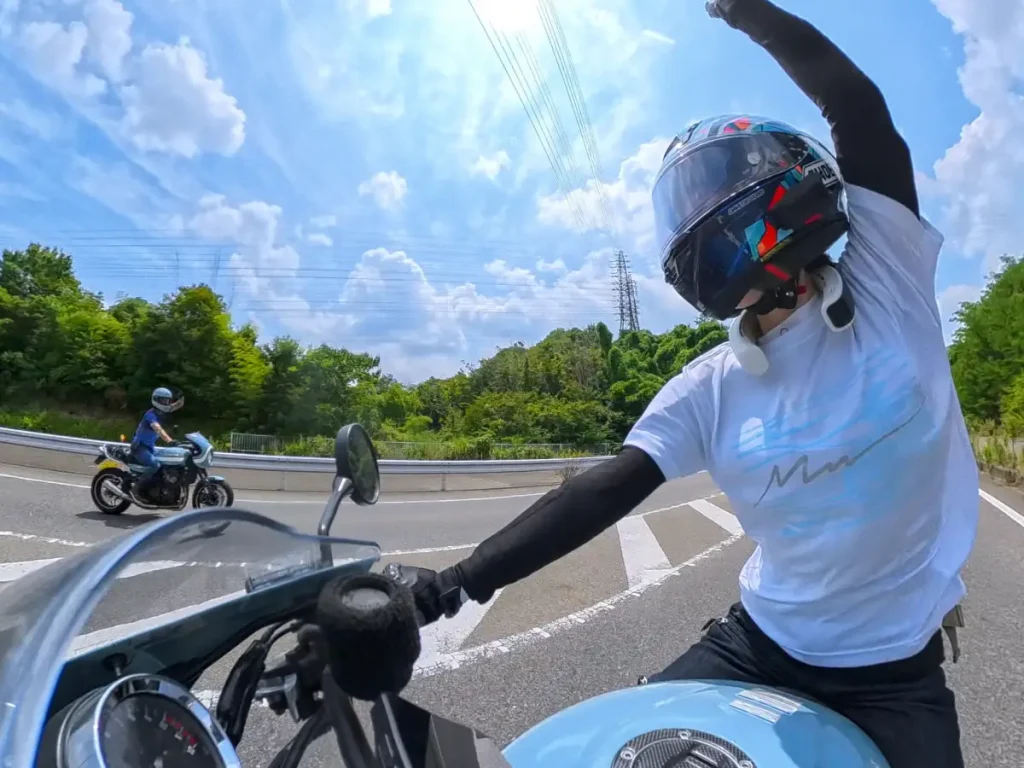 ヤエーYA-EH打招呼也充滿活力的 Mimo。順帶一提，我曾跟她先生 MU 一起騎過車，但還沒跟 Mimo 跑過。如果一起跑的話，就無法像車友交會那樣收到對方遠遠傳來的活力招呼，但還是希望哪天能成行。