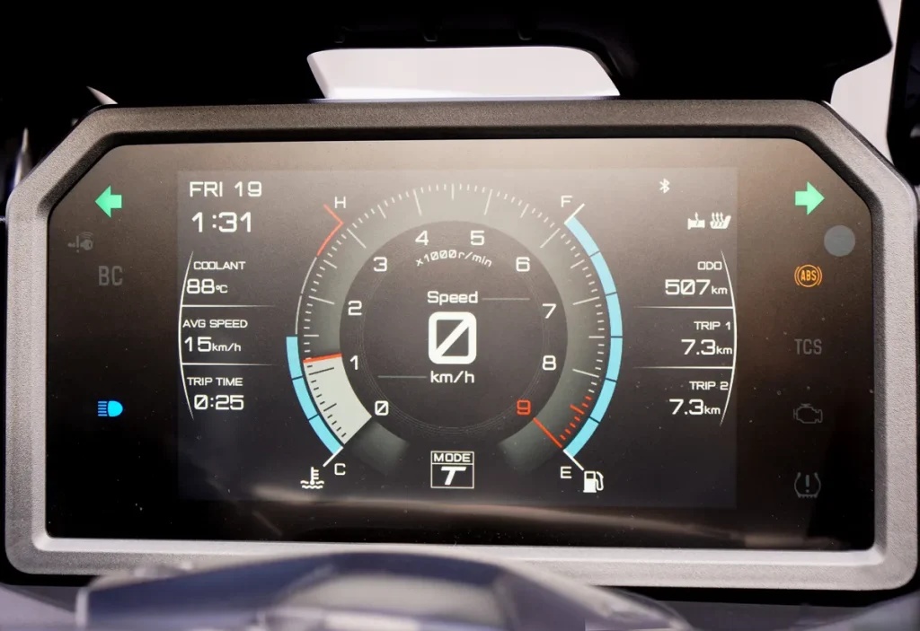 7 吋大型 TFT 顯示器，將速度與引擎轉速配置在中央位置，周圍顯示單次里程、總里程、水溫等資訊。 