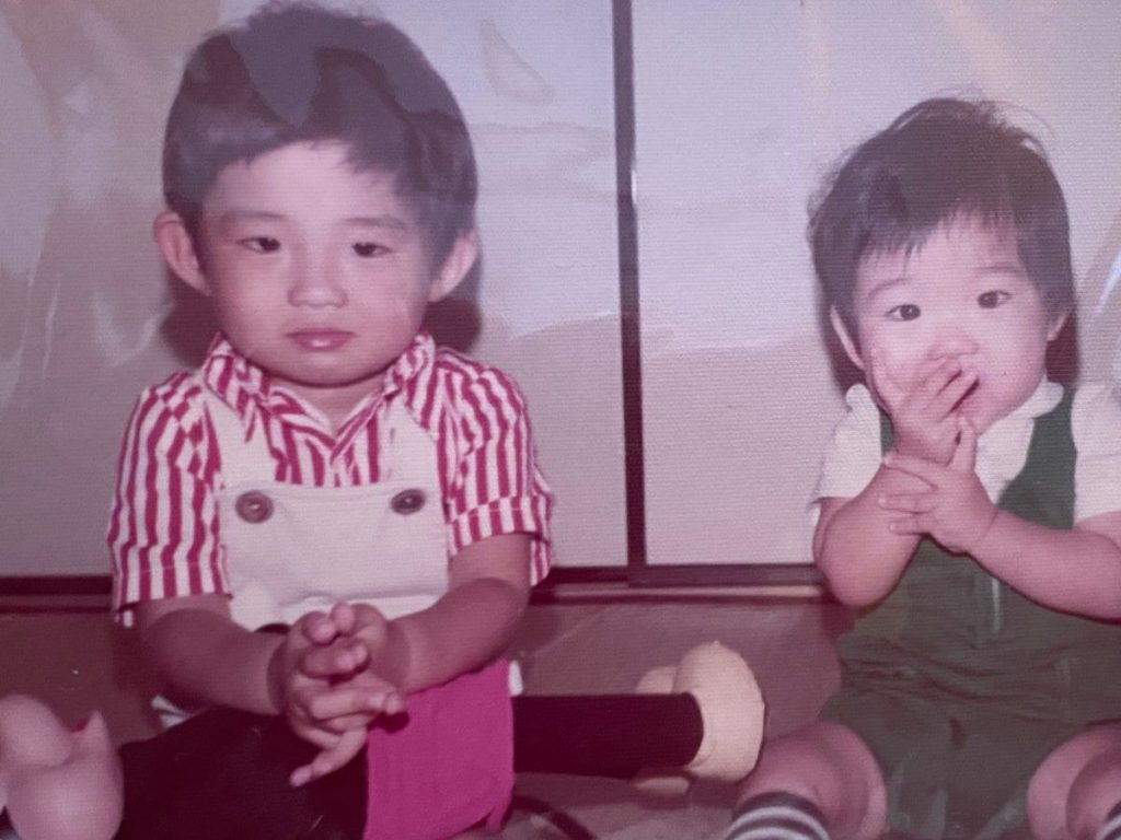 左為哥哥阿部和正，右為 Norick。兩兄弟幼年時常一起玩耍、爭吵，後來各自踏上追逐夢想的人生。