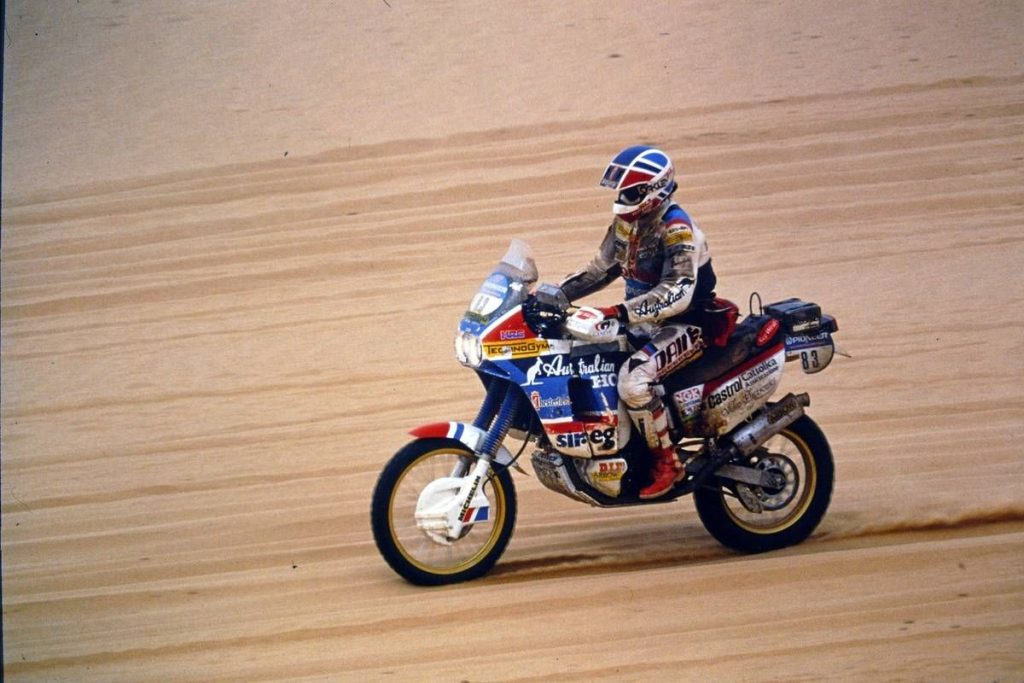 1988 年的巴黎-達卡,由 Edi Orioli 選手駕駛 NXR750 奪冠。