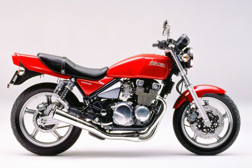 於1989年登場的Zephyr（400），比 FX 晚了 20 年。它出現在仿賽熱潮正盛時登場，並成為街車熱潮開端的一台傳奇車款。