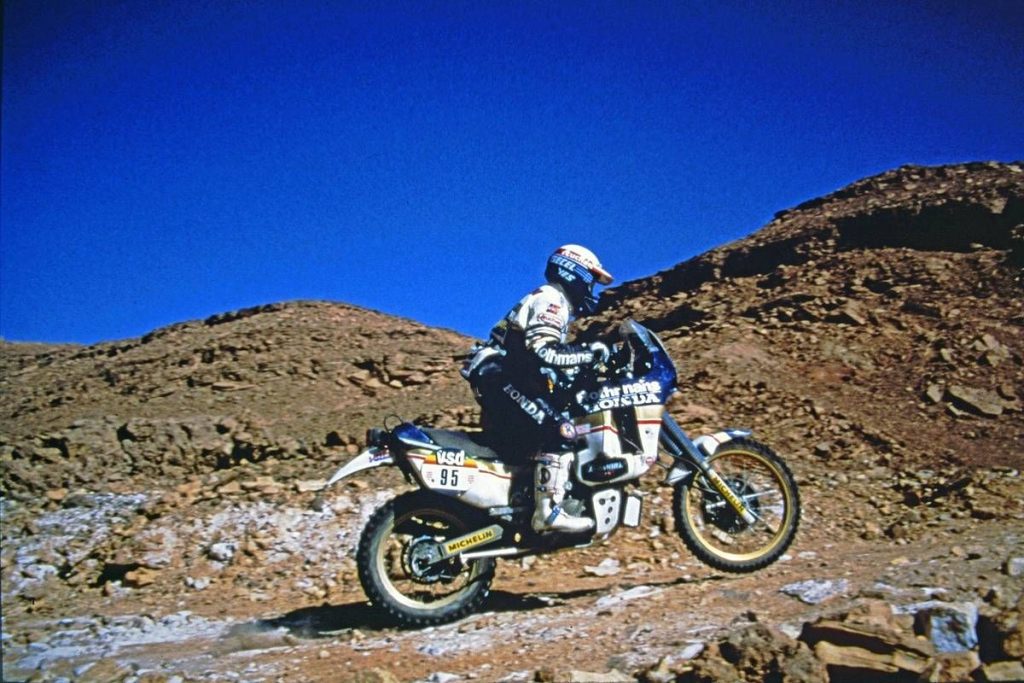 1986 年巴黎-達卡拉力賽 NXR750 與 Neveu 選手。