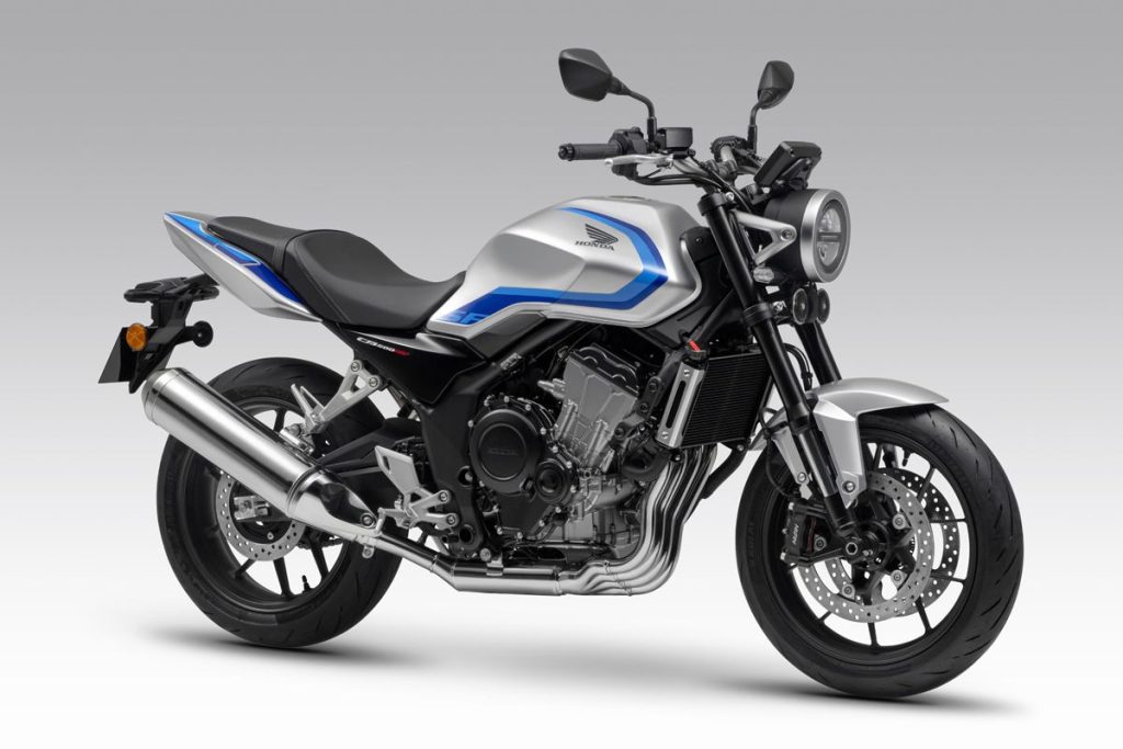 2025年9月在中國重慶車展發表的HONDA CB500 Super Four。搭載全新開發502cc引擎並配備E-Clutch，使其成為備受期待的車型。期待2026年春季的東京/大阪摩托車展上能看到日版400的登場。