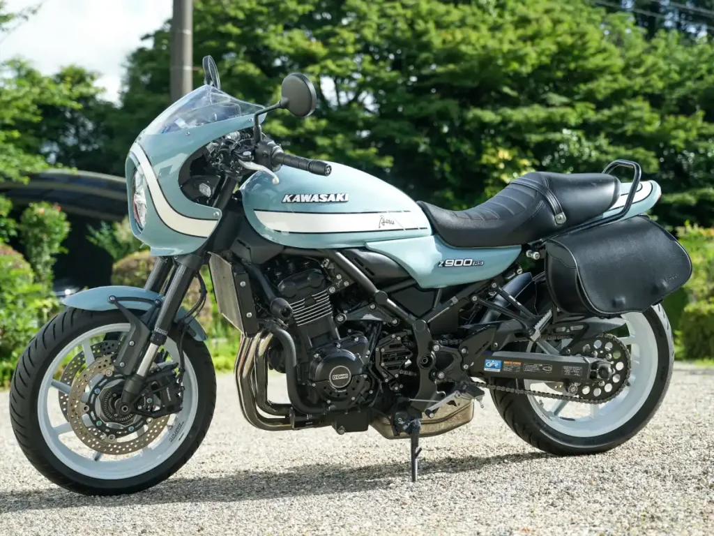 這款馬鞍包是從《Girls Biker》雜誌總選舉中獲得 Degner 獎時得到的禮物，是附有 Degner Z900RS 專用支架的合成皮革馬鞍包。