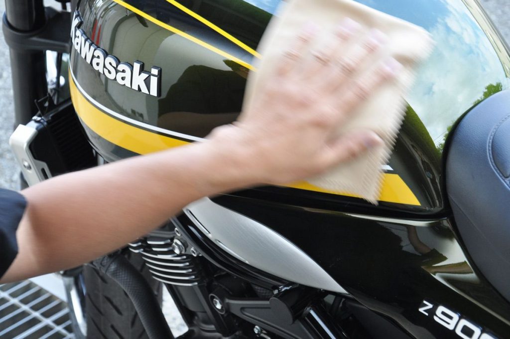 先從洗車清潔,確保施工部位及周邊乾淨。