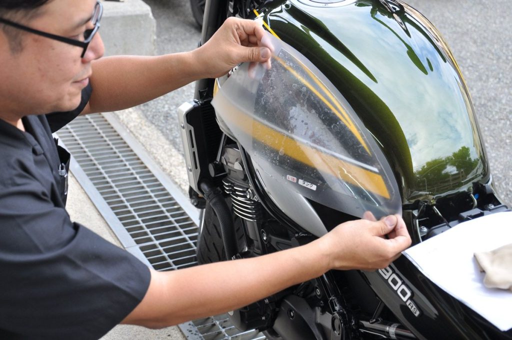 事前雖有接受製造商 FE TRADE 亀井丈司先生(如圖)的講解,但基本上就是「施工經驗為零的素人來貼看看」的實測。