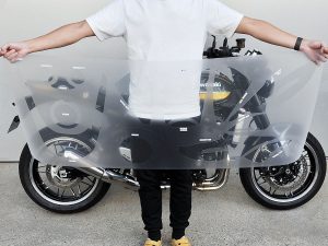 貼起來像透明塗裝？Webike 實測摩托車保護膜 Echelon PPF 自行施工完整記錄