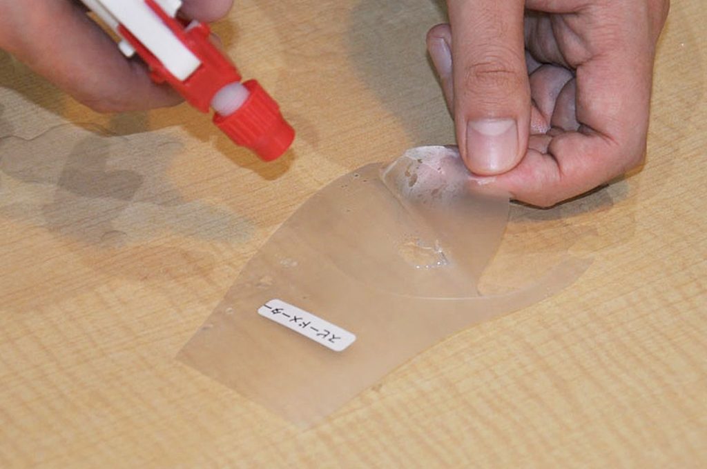 手指指尖及膜背面需噴灑上大量施工液,保持濕滑狀態可避免指紋。