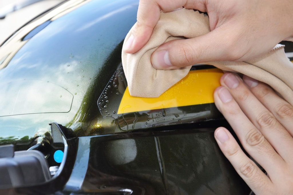 在油箱後端的 ①此處噴灑「清水」,並用刮板壓實使其強力粘著。將刮板包上纖維布吸水效果更佳。