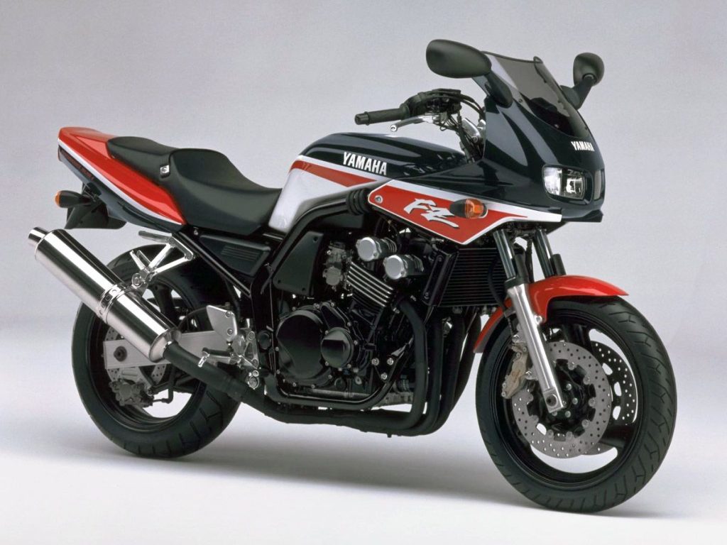 1997 年登場的 FZ400,搭載水冷直四引擎。雖然處於街車熱潮尾聲而存在感不如預期,但其兄弟車 FZS600 卻在歐洲成為暢銷車款。