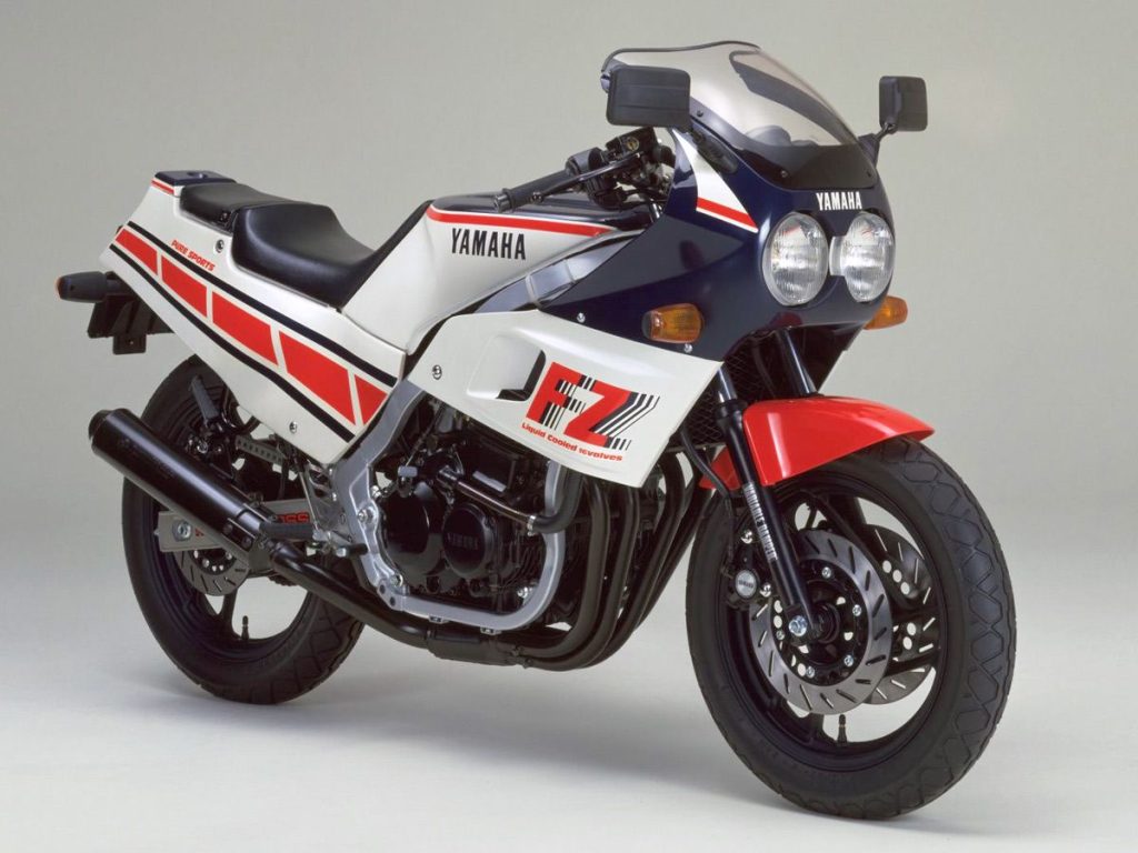 1984 年登場的 FZ400R,作為 Yamaha F3 工廠賽車的市售FZR復刻版登場。以 XJ400Z 的水冷四缸徹底強化至 59ps,並搭載於鋼管雙搖籃車架。雖是仿賽基因,卻保有 Yamaha 特有的優雅風格。