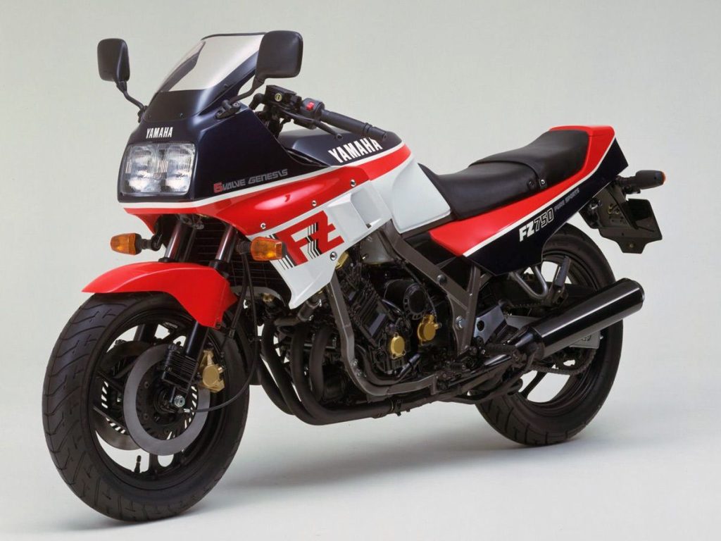 1985 年登場的 FZ750。Yamaha 首款水冷直四 750,並首次採用五汽門設計。前傾汽缸、下吸式進氣等配置,將整體車輛概念以「Genesis」之名提出,極具劃時代意義。
