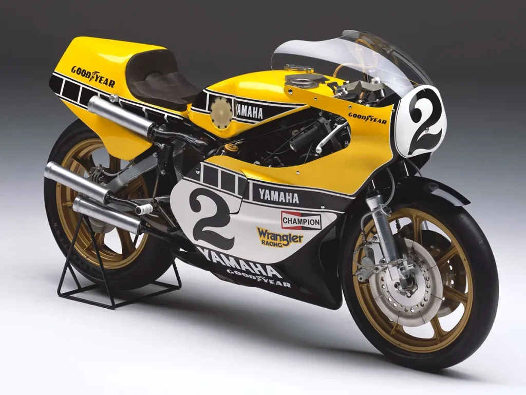 Kenny Roberts (肯尼·羅伯斯)在DAYTONA代托納賽事中騎乘、披上「US Inter Color」塗裝的 YZR750。他也曾騎著同樣配色的 YZR500 征戰 WGP。
