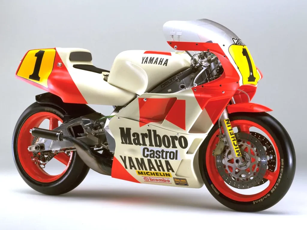 採用 Marlboro 萬寶路塗裝的 1987 年式 YZR500。1 號車為 1986 年 WGP 冠軍Eddie Lawson(艾迪·勞森 )的座駕。