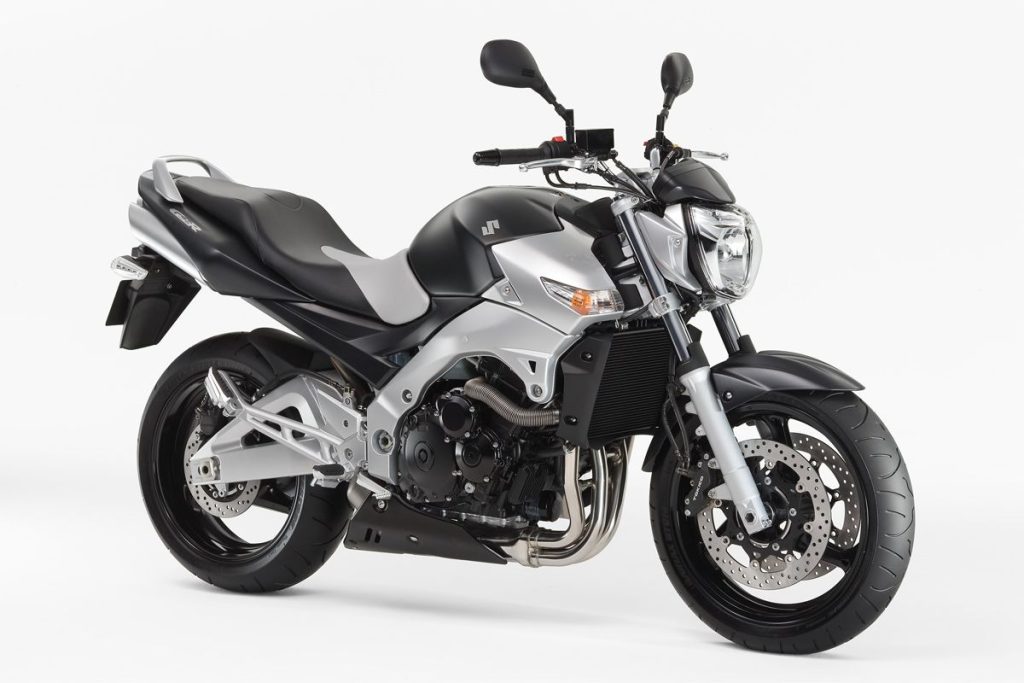 2006年推出的GSR400。在2009年改款後，曾以當時400cc級別中最強的61ps馬力輸出而聞名。引擎是以 2005 年之前的 GSX-R600 為基礎，與現行款相比，是離合器軸配置不同的另一款獨立引擎單元。