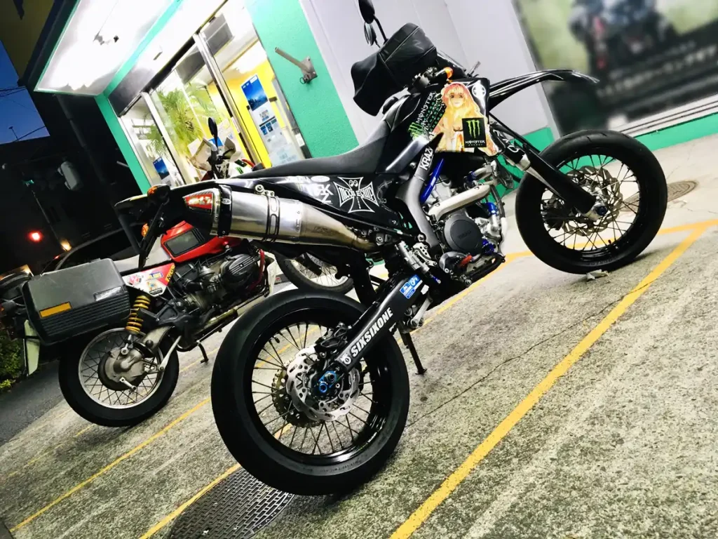 笔者我即使是骑滑胎车(Motard),也还是会毫不犹豫装上把手保暖套呢……