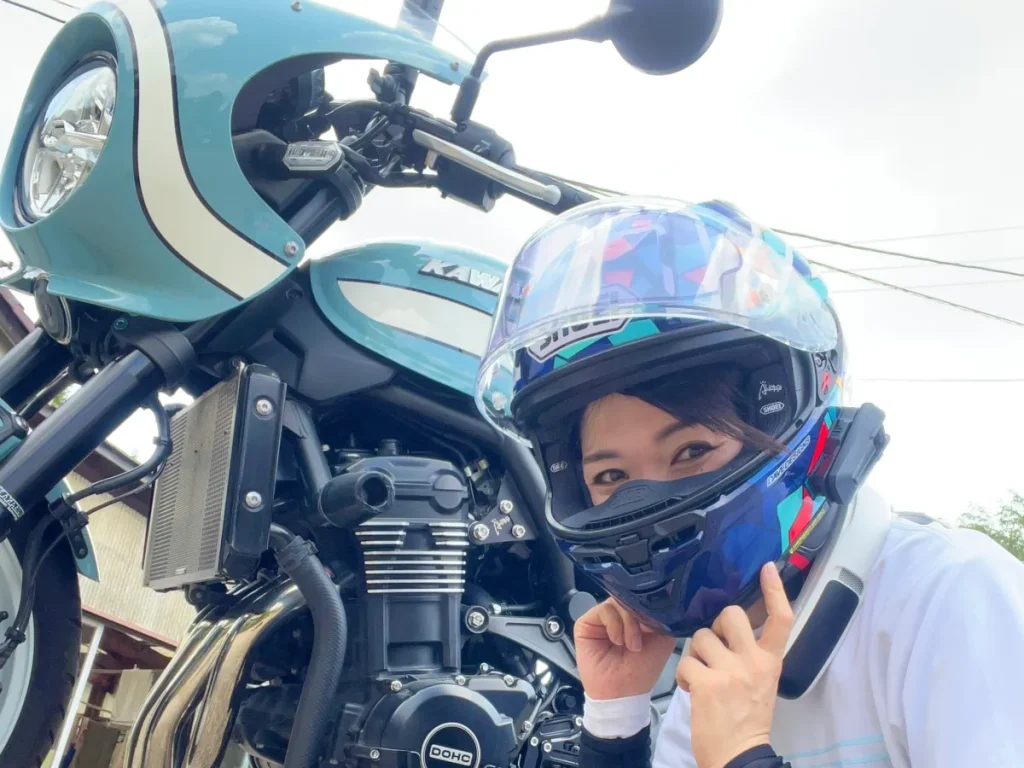 即便用了一年Mimo 仍覺得SHOEI X-15 是年度最佳產品！連酷炫的彩繪設計也能駕馭，搭配 Cardo 藍牙耳機，跟 Z900RS Cafe 簡直是絕配！