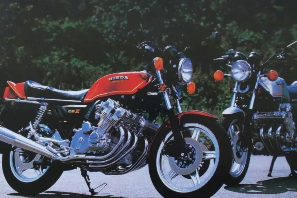 CBX1000 標誌性的空冷直列六缸引擎與六連化油器（圖片為當年型錄）。