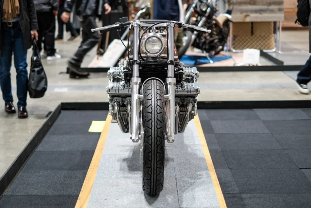 正面視角即可感受六缸引擎的壓倒性存在感與魄力。