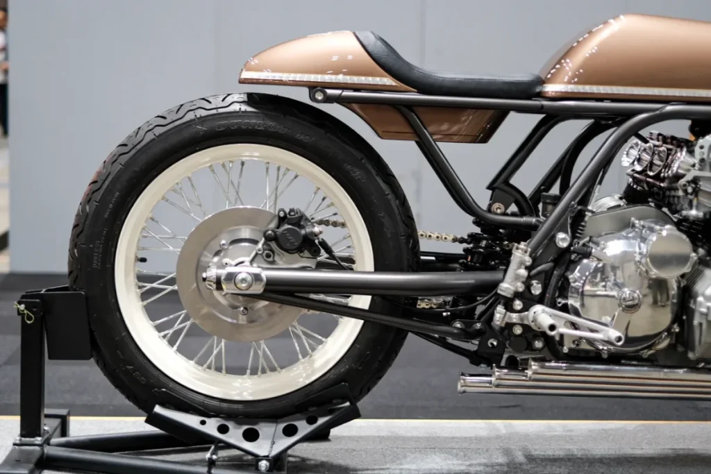 雖進行搖臂與單槍避震等結構大改，仍保有「原廠進化版」般的自然感。