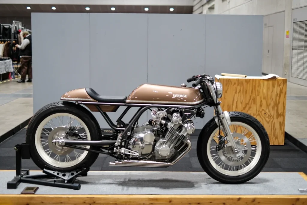 以 Drag Racing 直線加速賽車風格為靈感打造的低趴長軸距造型。