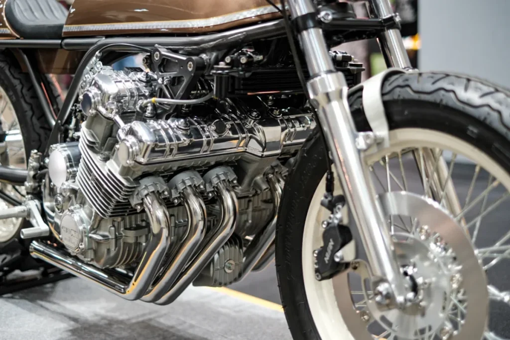 空冷直列六缸引擎是 CBX1000 最大象徵。