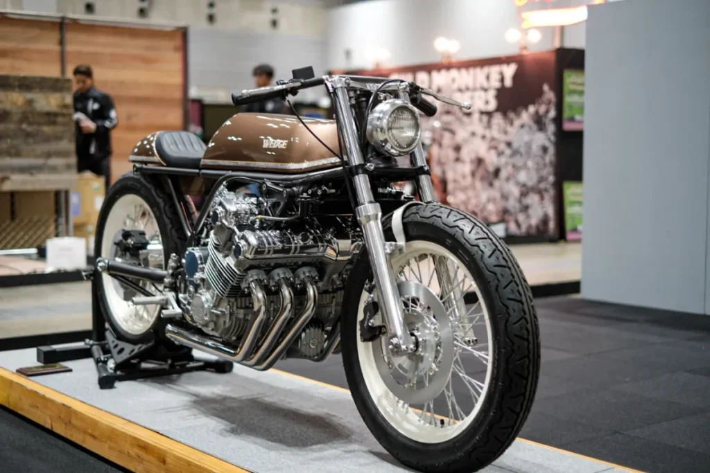 以絕妙的距離感襯托出六缸引擎的壓倒性存在感⋯⋯這是一部獻給追求完成度而非浮誇者的 CBX1000 改裝作！