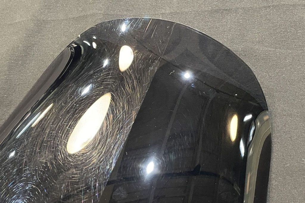 將 ECHELON PPF 施工於布滿刮痕的擋風鏡範例。背膠的膠料會填滿刮痕的凹槽縫隙,因此貼上膜後的右半部,細微刮傷幾乎變得完全看不見。