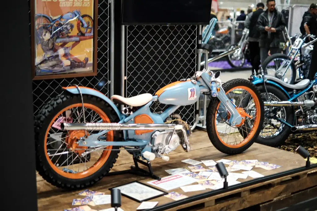 這次介紹的 Super Cub 是…在 YOKOHAMA HOT ROD CUSTOM SHOW 備受矚目的 Low & Long 風格「Goose Cub」。