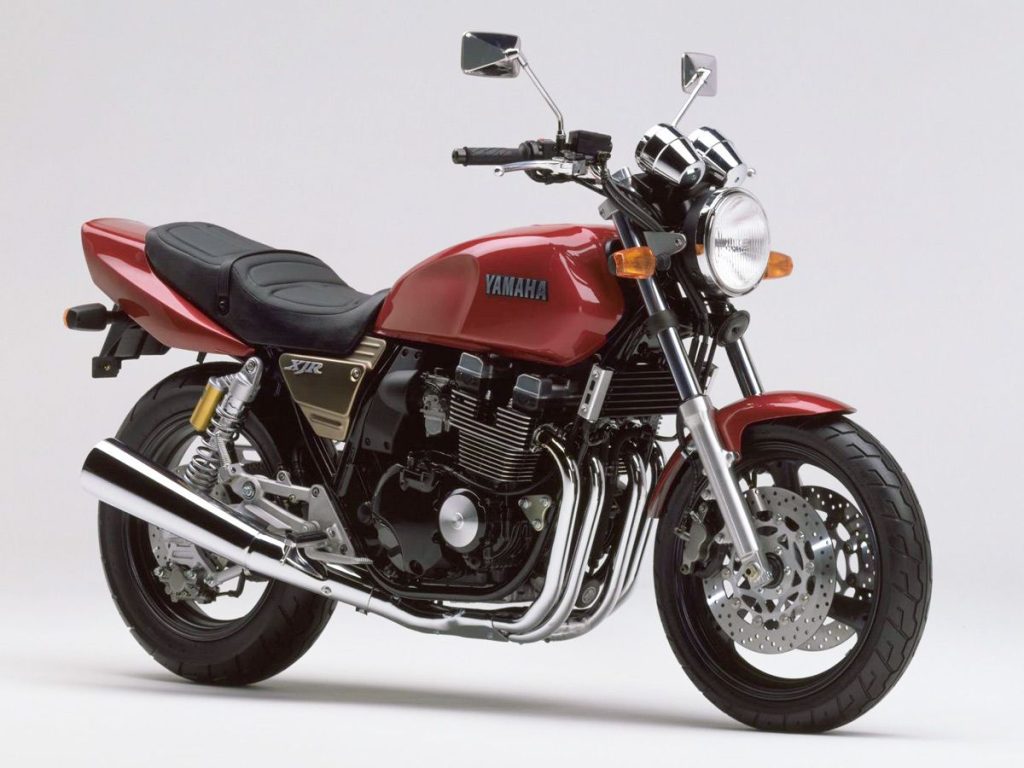 提到 Yamaha 的 400 街車,1993 年登場的 XJR400。。搭載全新開發的空冷四汽門引擎,隨後更推出追加 Ohlins 避震與 Brembo 卡鉗的高階版本,展現Yamaha 當年的品牌導向策略。