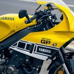 YAMAHA XSR900 GP 2026 年式 2/27 於日本發售｜US Inter 黃色配色導入專屬黑車架