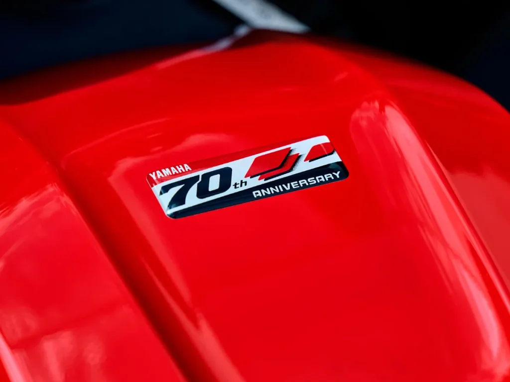 安装于油箱顶部的Yamaha 70周年纪念徽章。