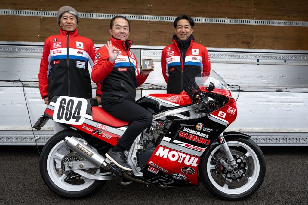 圖：辻本先生（左）與吉村加藤社長（右）。#604 是以狀態良好的二手車為基礎，並以 1986 年辻本先生參加 Daytona 200 Miles 604 號車為主題製作而成。車上投入了以吉村零件為首的眾多改裝件，以及吉村開發的原廠相容零件。在保有當年復古外觀的同時，內在已提升至現代水準。順帶一提，拍賣的起標價正是與賽車號碼對應的 604 萬日圓（不含稅）。