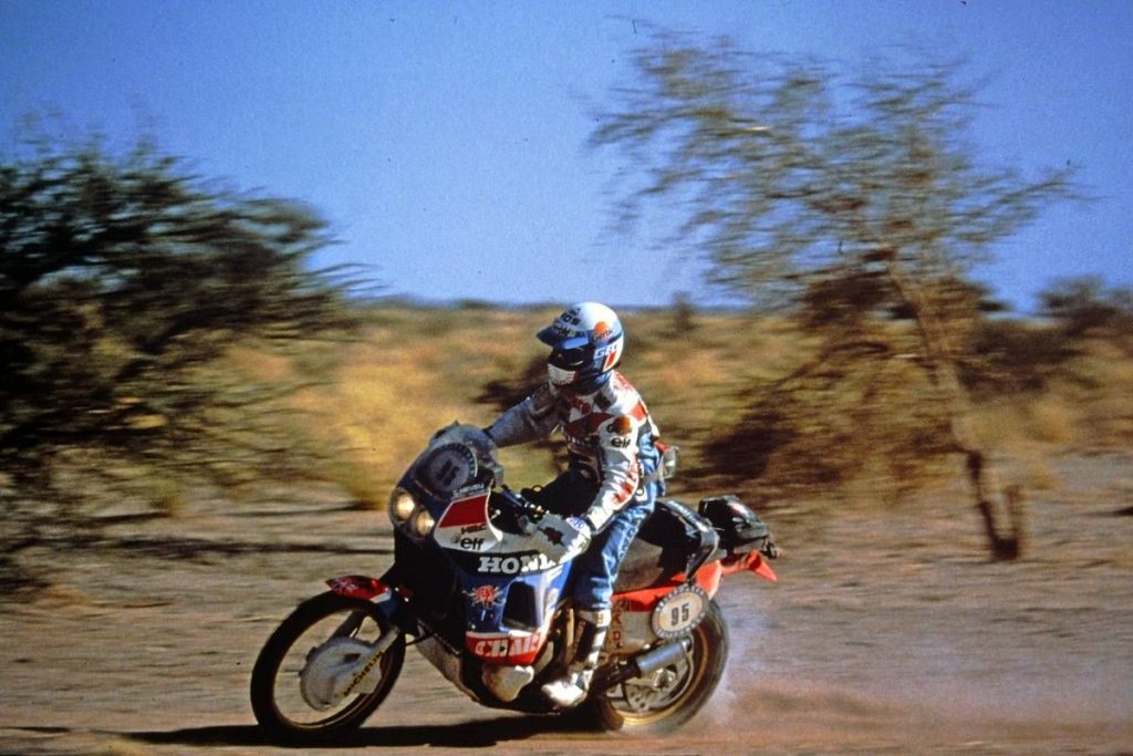 1987 年巴黎-達卡拉力賽 NXR750 與 Neveu 選手。