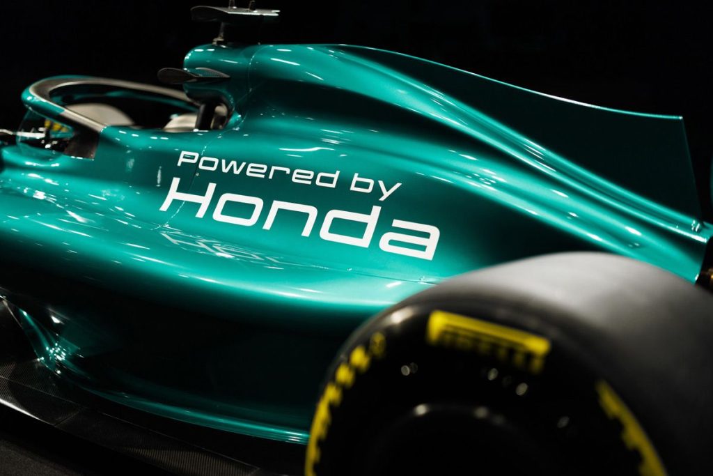车身侧面标示著“Powered by Honda”字样。