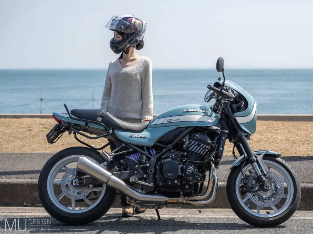 這纖細的身材究竟是如何操駕四缸大型重機的，真讓人覺得不可思議的謎之重機女子 Mimo。順帶一提，她的聲音也是聽過一次就絕對忘不了的等級。