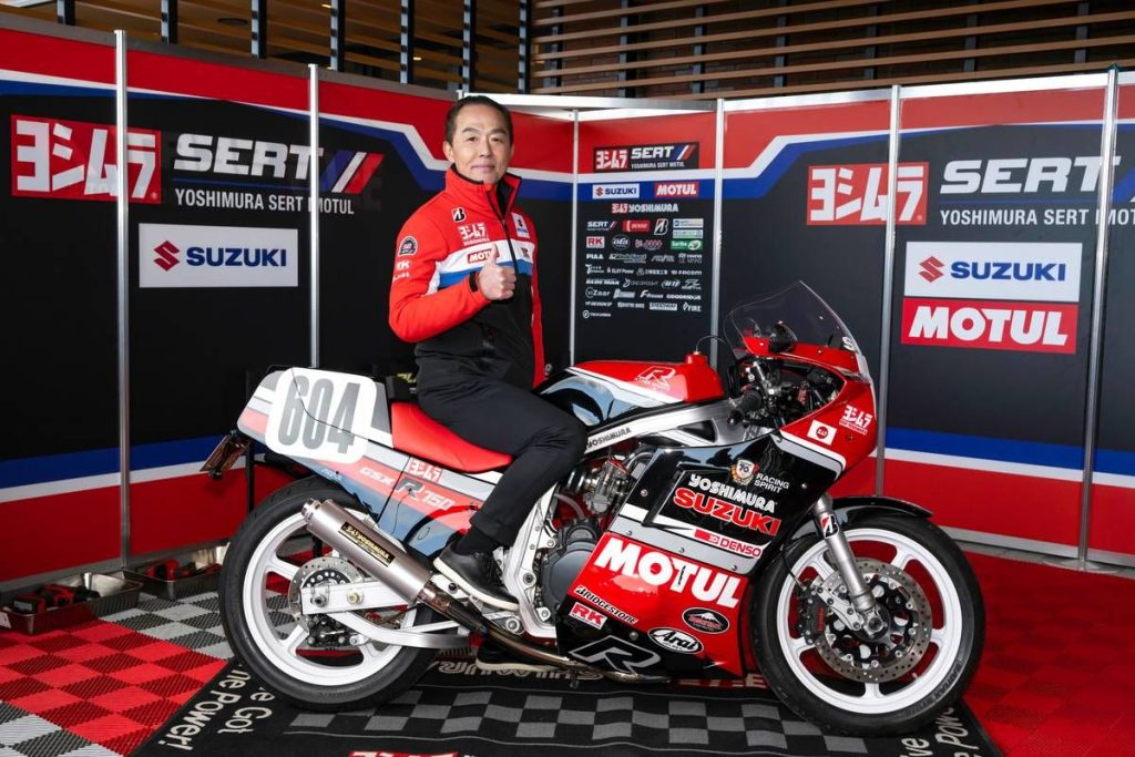 YOSHIMURA GSX-R750 #604 Complete Machine 完成車的得主岡本真一先生。如願得到年輕時憧憬的夢幻名車，他臉上滿是掩飾不住的興奮。