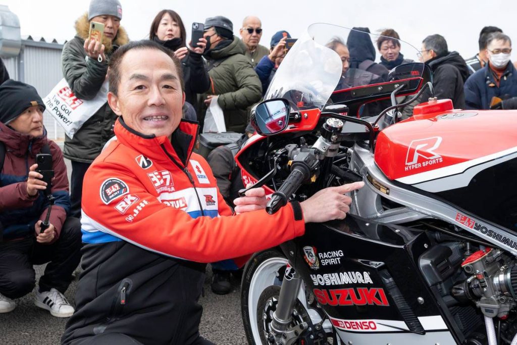 岡本先生指著刻有序列號「001」的銘牌。