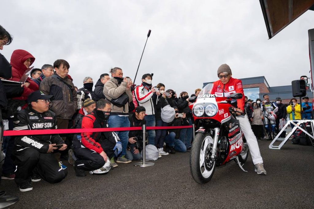 岡本先生崇拜的傳奇賽車手辻本聰也來到現場，並跨騎在 #604 上。此刻或許也勾起了他對 1986 年 Daytona 200 Miles 賽事的回憶。