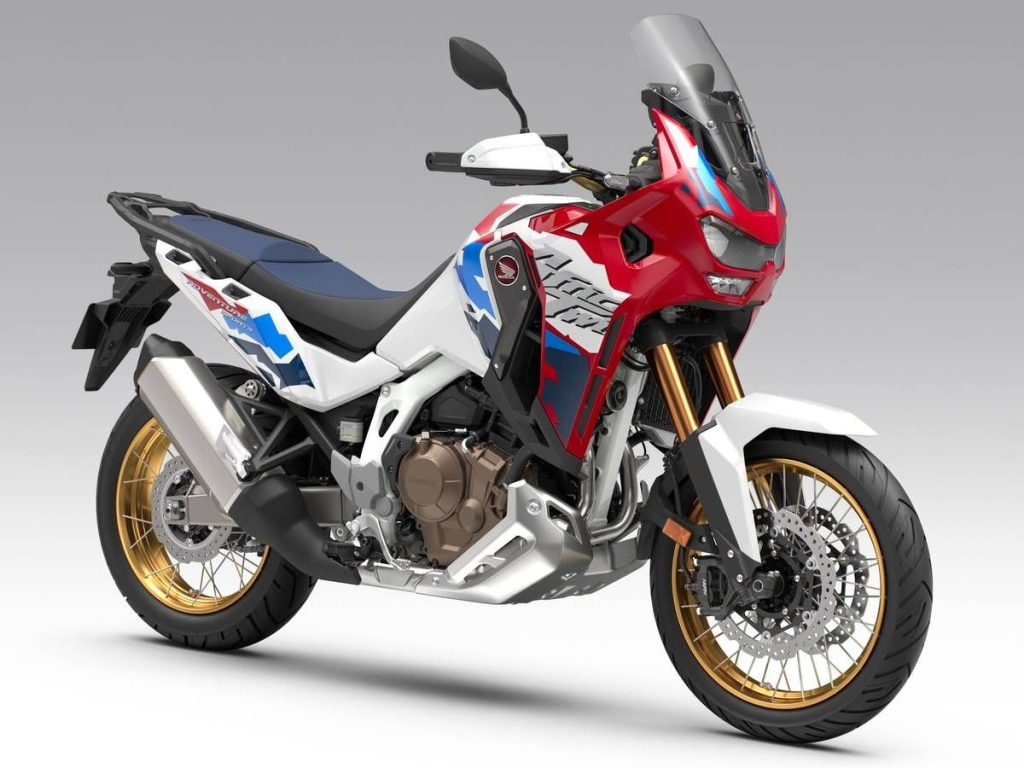 令人联想起 90 年代末期配色的全新“珍珠耀白(Pearl Glare White)”。